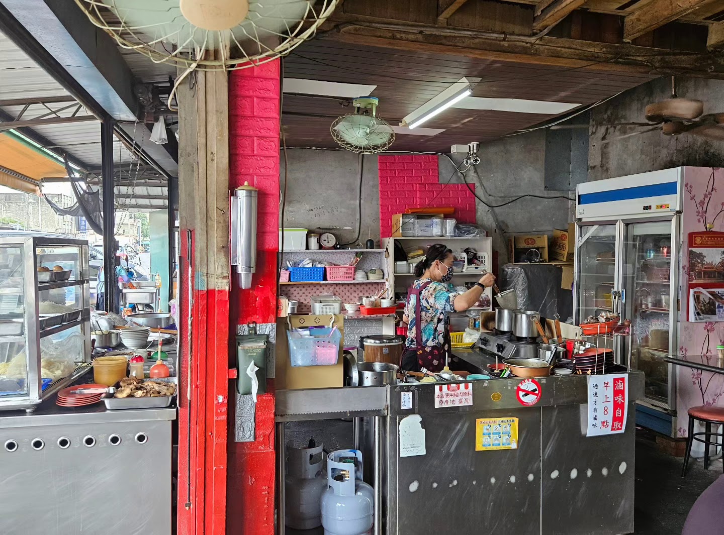 莿桐無名麵館廚房實景 老闆娘掌廚 滷味展示冰箱