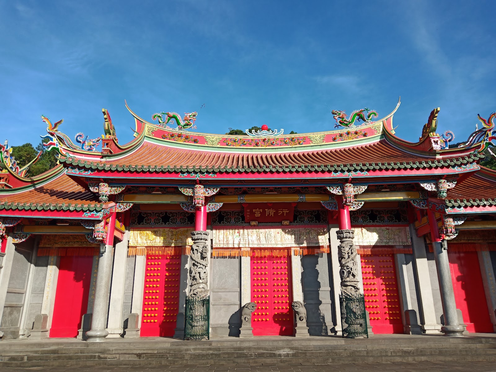 行修宮正立面，飛簷翹脊，藍天白雲