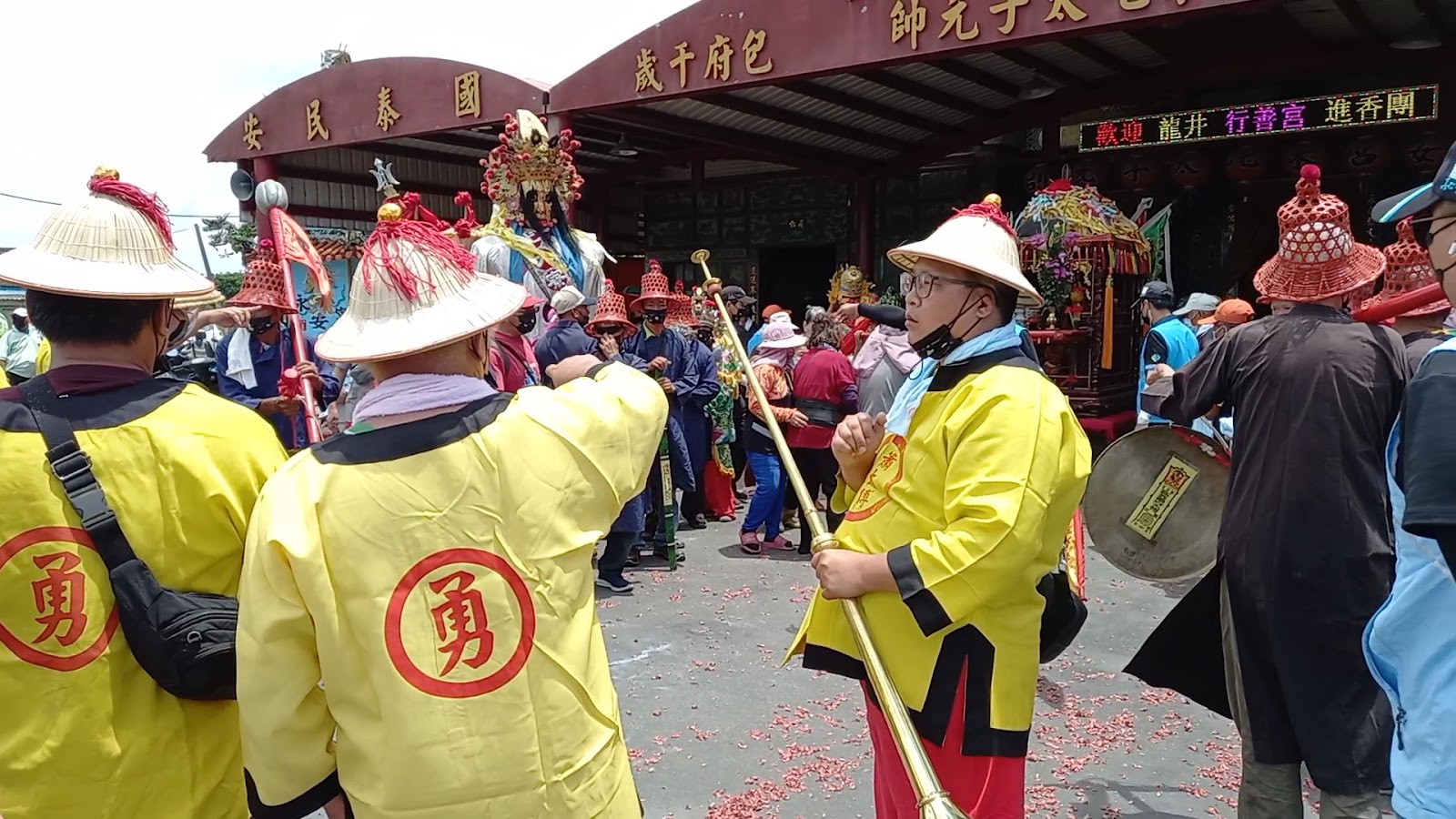 永安宮信眾遶境進香隊伍，身穿黃色背心印有勇字