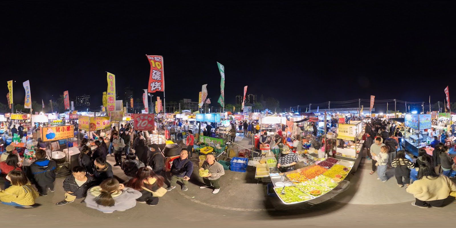 台南武聖夜市360度全景,攤位旗幟林立人潮眾多