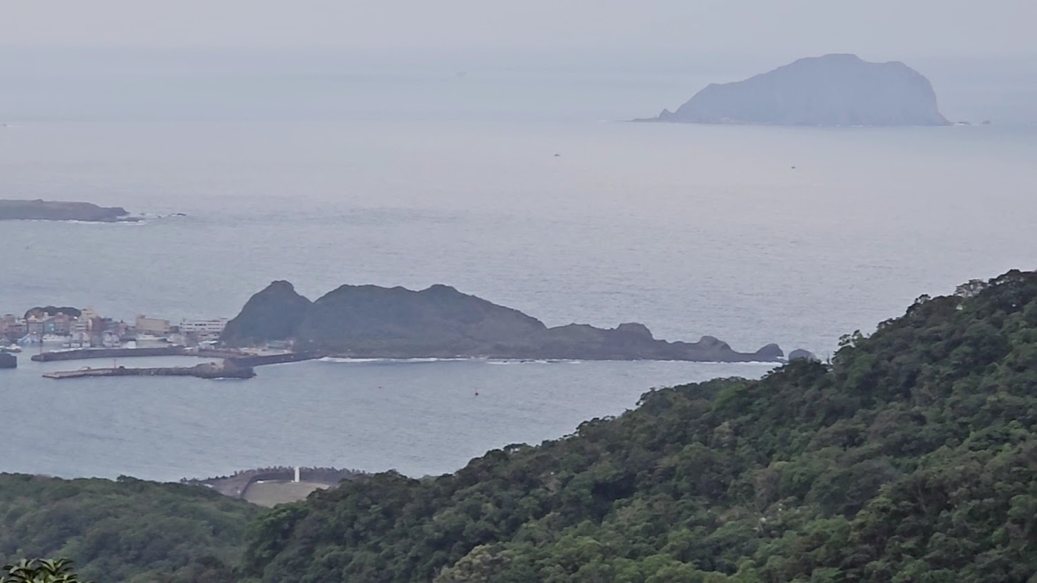 輕便路景觀平台遠眺海灣與山海景色