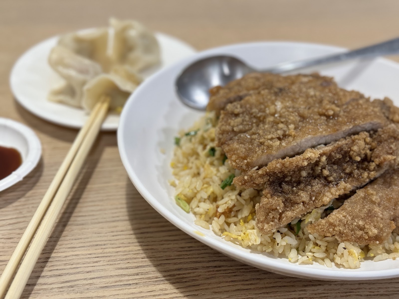 慶有餘麵館招牌排骨蛋炒飯與水餃