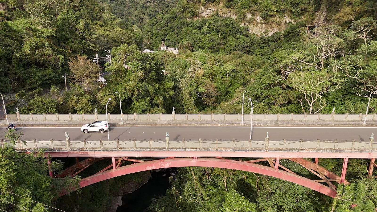 空拍錦屏大橋白色轎車行經橋面