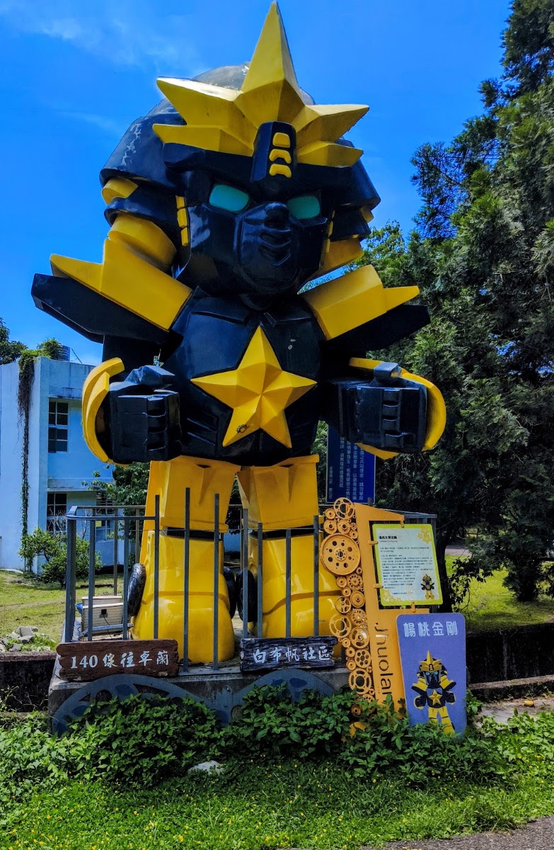 卓蘭楊桃金剛黃黑配色鋼鐵巨人裝置藝術頭頂黃色星形裝飾