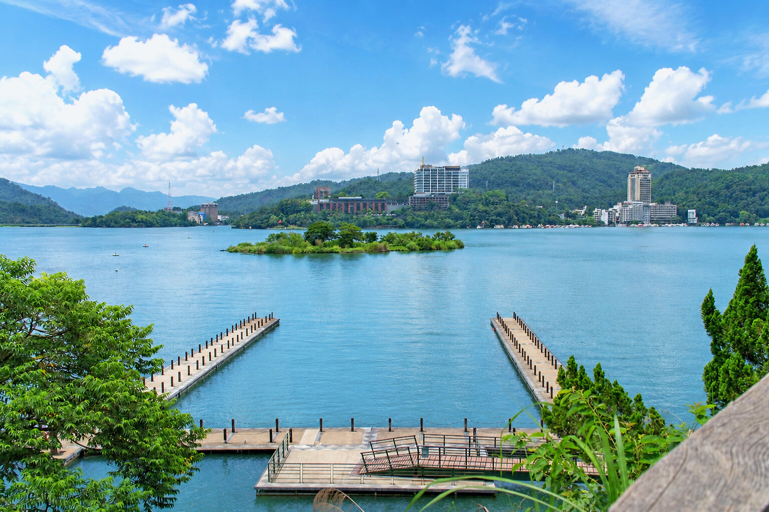 玄光碼頭木棧道遠眺對岸山城建築