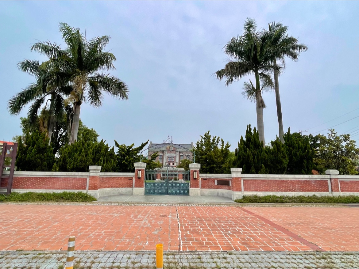 翁清江古厝外圍全景,兩側高聳王椰樹,嘉義義竹一日遊