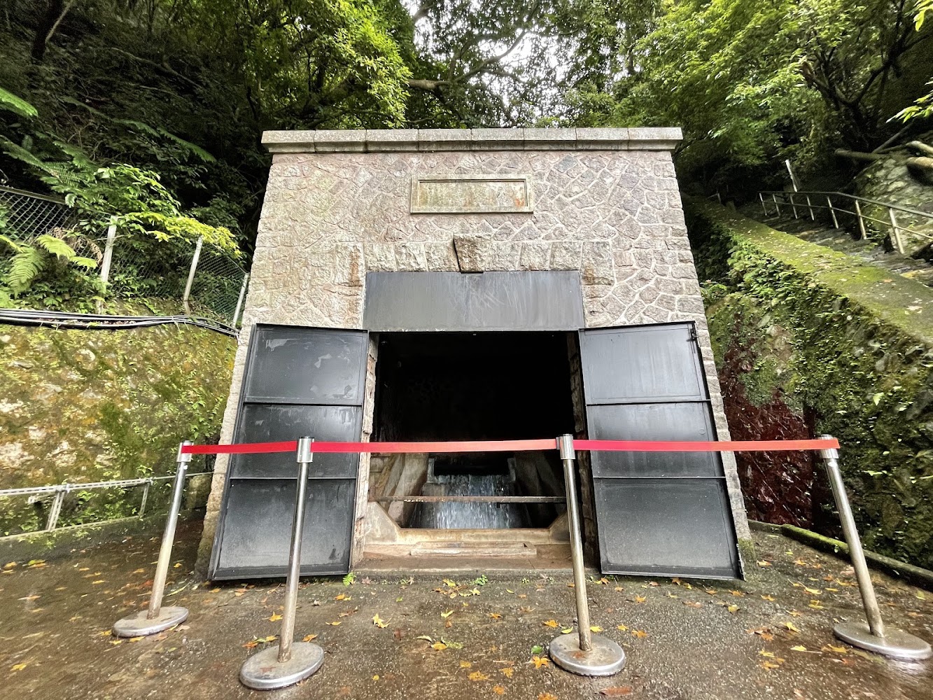 石造建築外觀與開啟鐵門