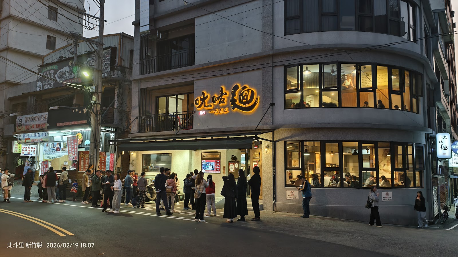 ㄤ咕麵關西夜市排隊人潮