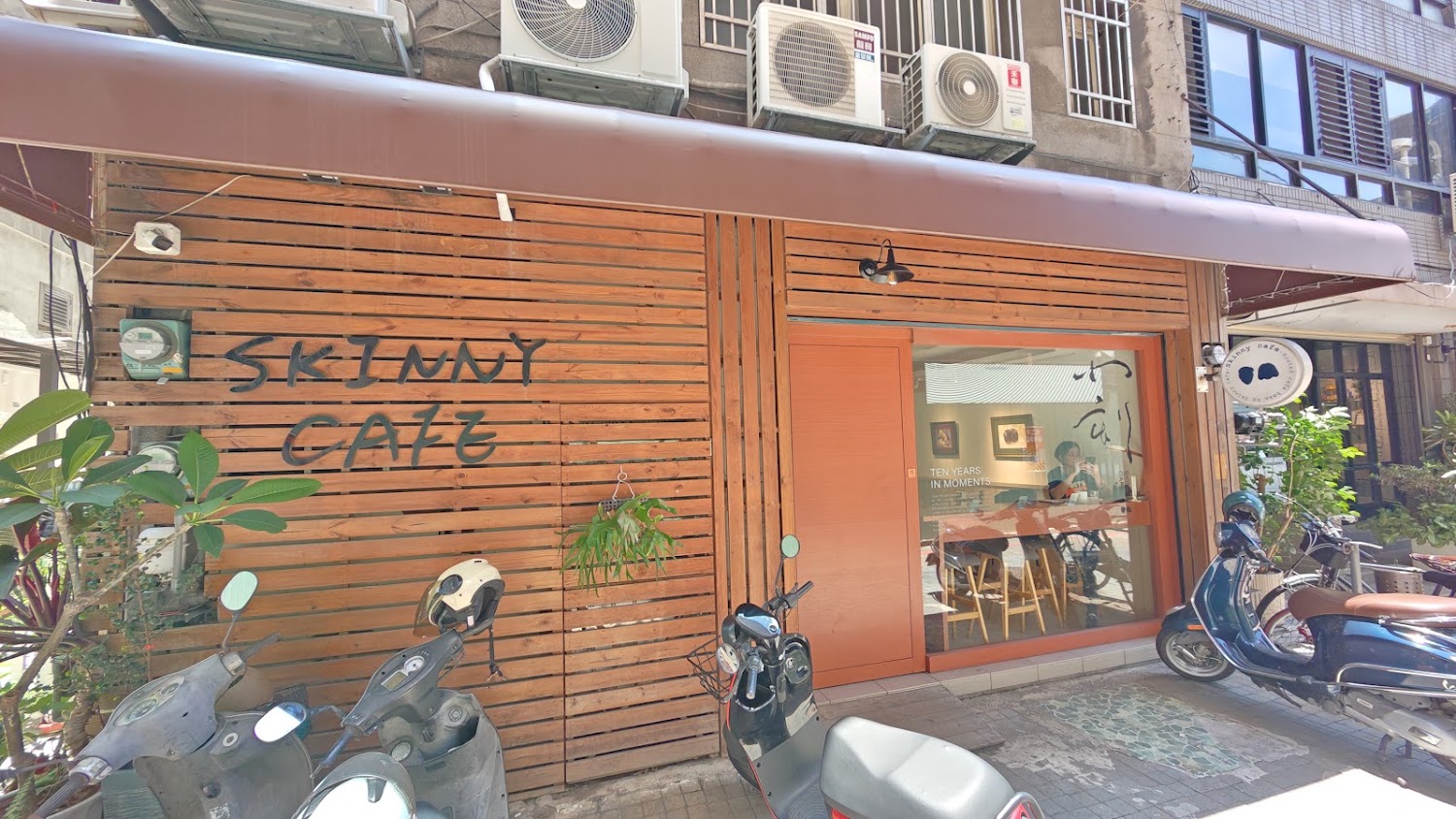 SKINNY CAFE正面門口木質格柵設計