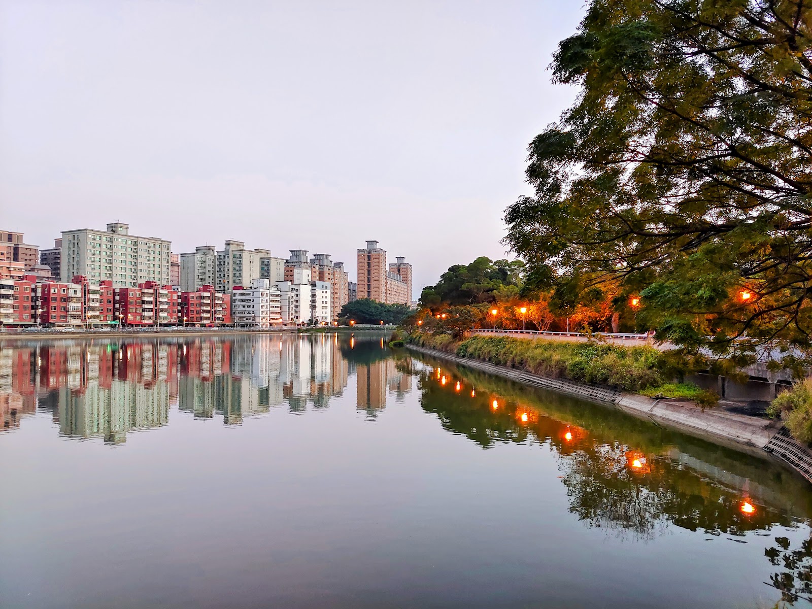桃園八德埤塘 黃昏倒影 路燈倒影 住宅夜景