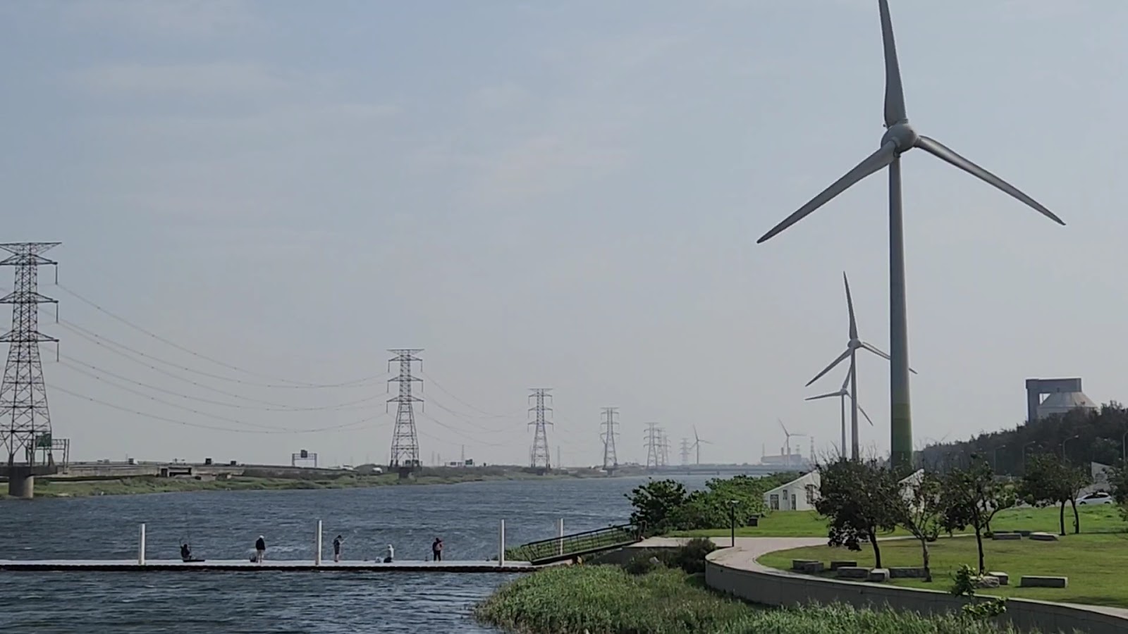 慶安水道河景,遠方風力發電機林立,釣客垂釣