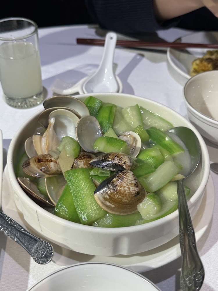 以蛤蠣和絲瓜為主料的湯品,配上清爽湯汁