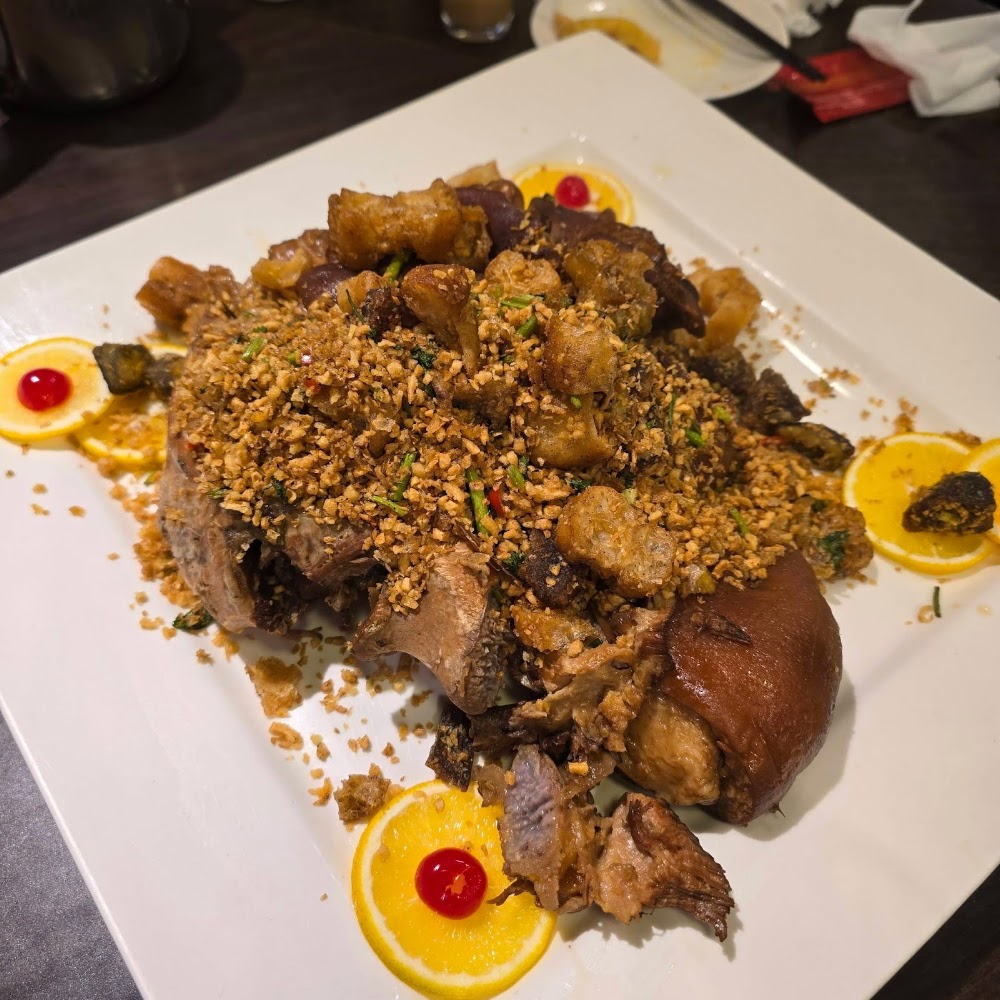 灑滿蒜酥的精美豬腳料理