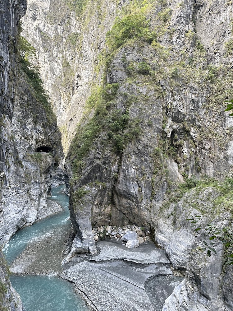 峽谷溪流與高聳岩壁,景觀壯闊自然