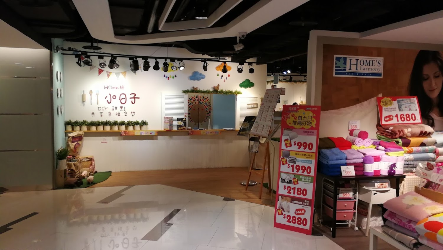 焙小日子iFG遠雄廣場店外觀與櫃位