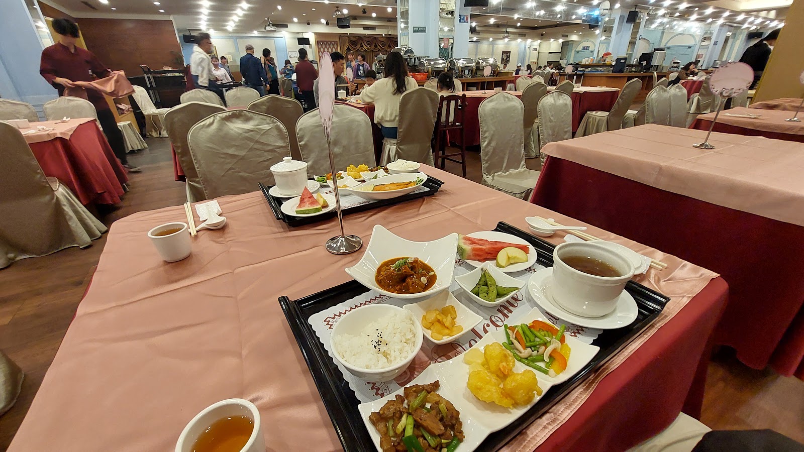 麗景餐廳用餐環境與服務人員