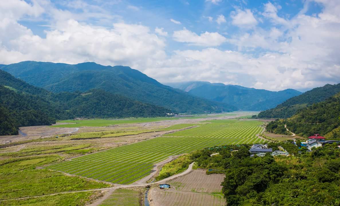 宜蘭大同鄉山谷農田空拍全景,翠綠山林環繞不老部落