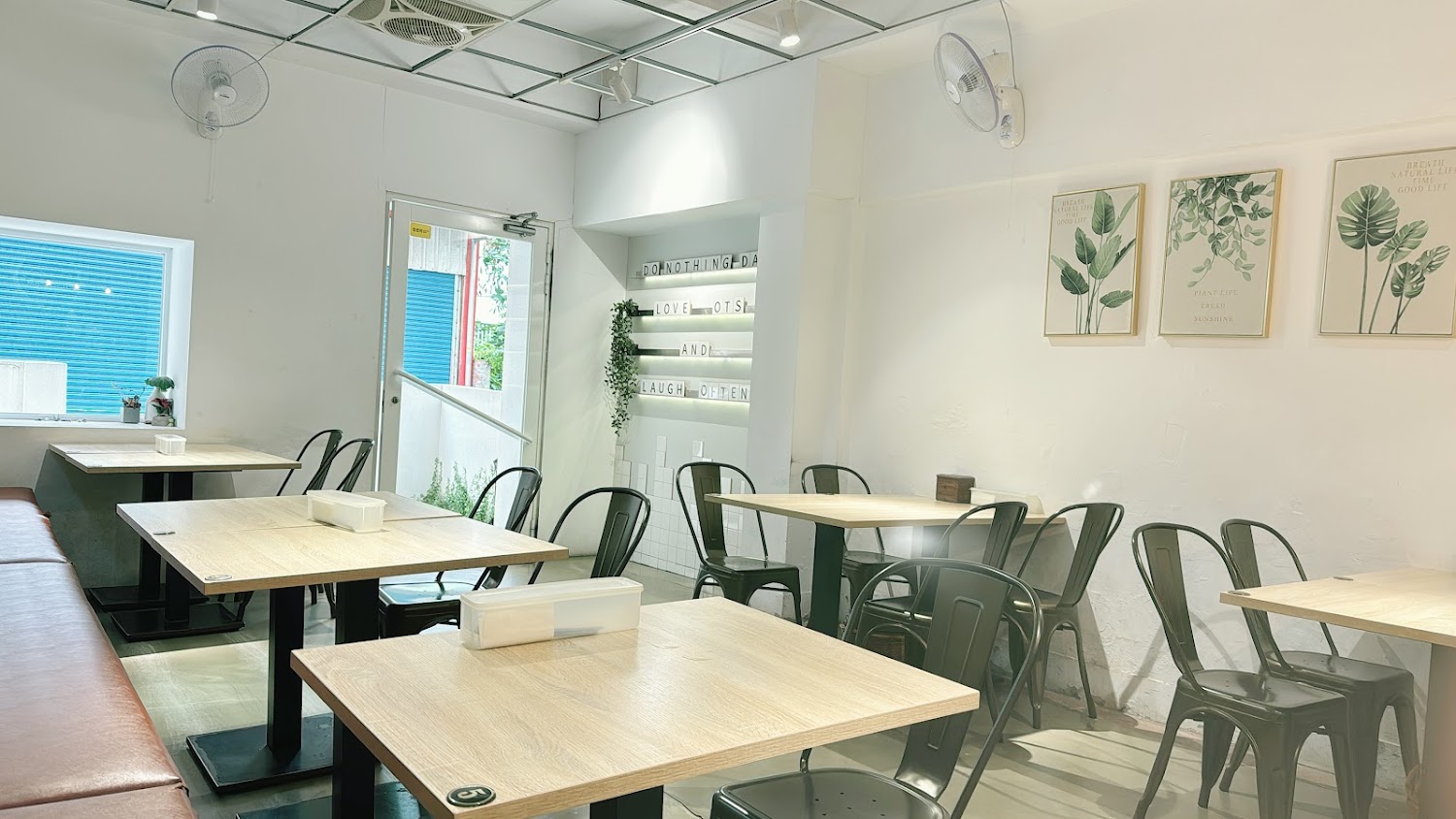 Do Nothing Day 店內簡約明亮用餐空間