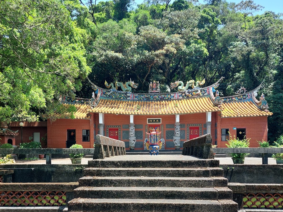 行修宮前石階仰視角度，通往主殿