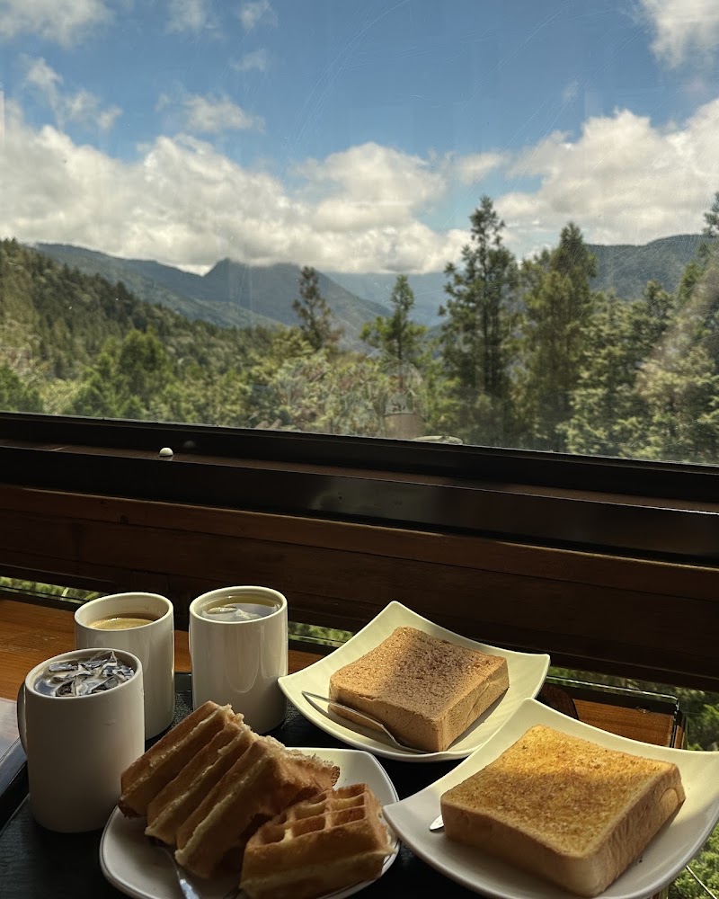 雲海咖啡館窗邊山景與飲品餐點