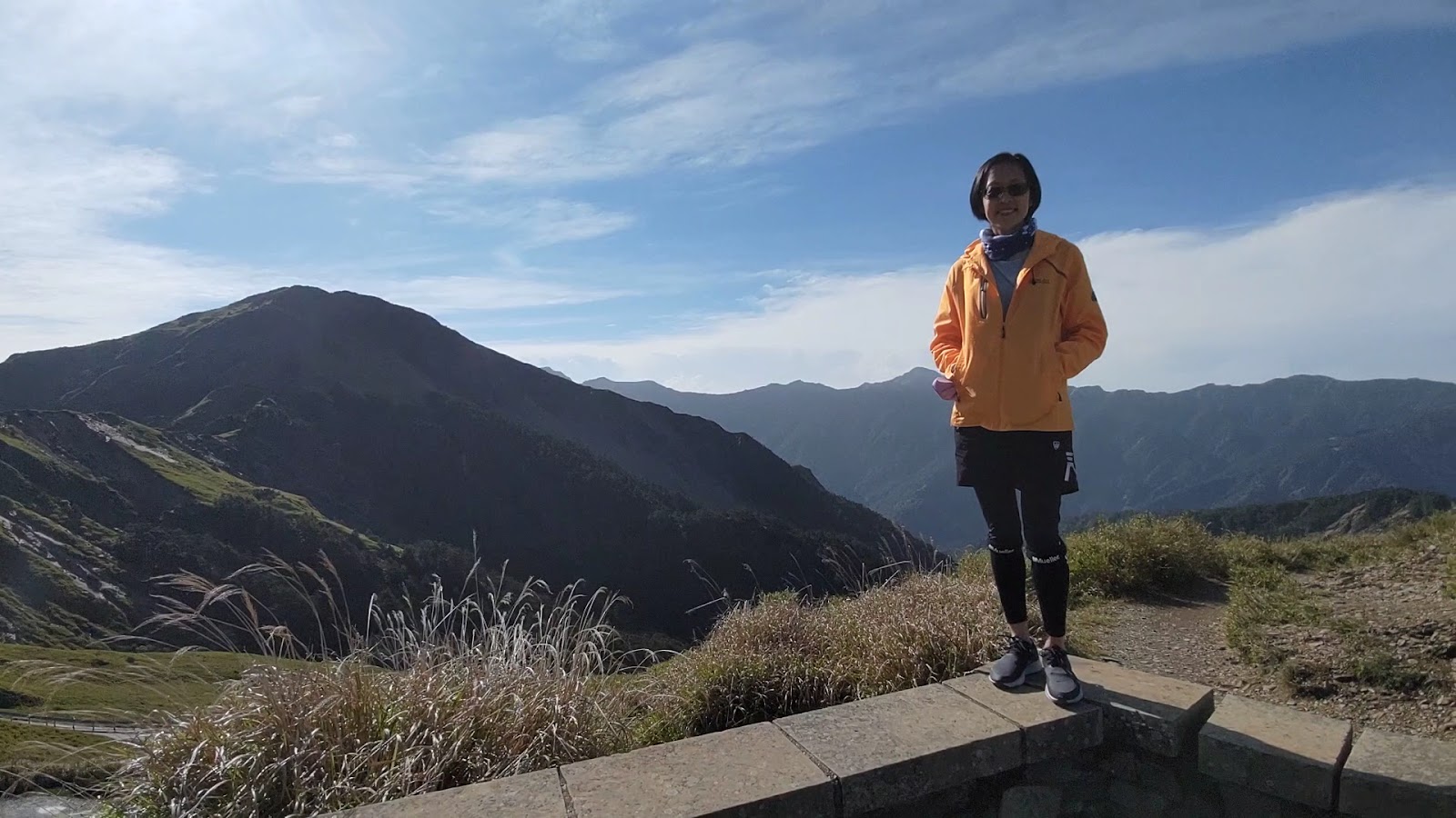 合歡山主峰山頂360度全景,俯瞰群山稜線與高山盆地