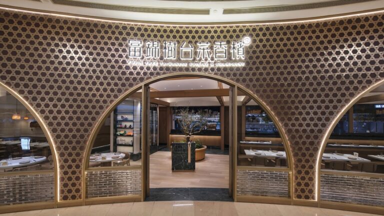 富錦樹台菜香檳101旗艦店入口外觀,金色格紋與拱形門設計相當吸睛