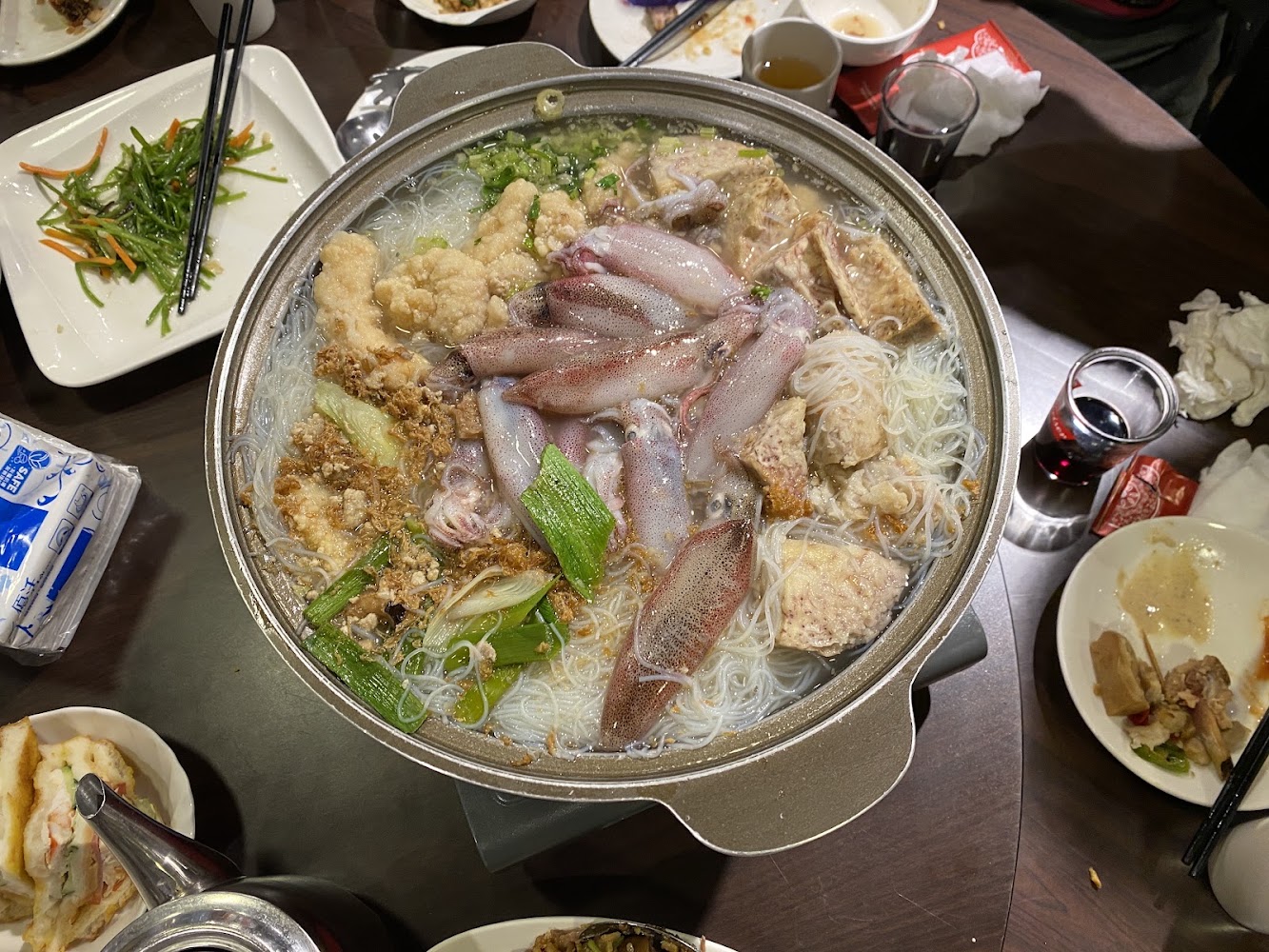 一桌豐盛的火鍋料理與配菜,呈現熱鬧聚餐氛圍