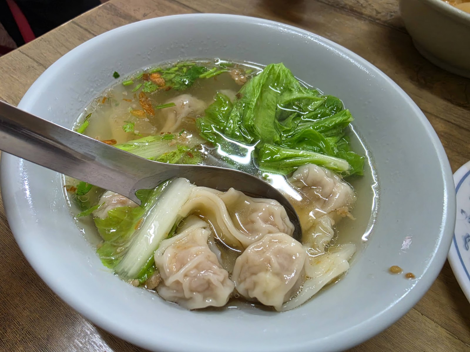 伯公麵店餛飩湯與青菜
