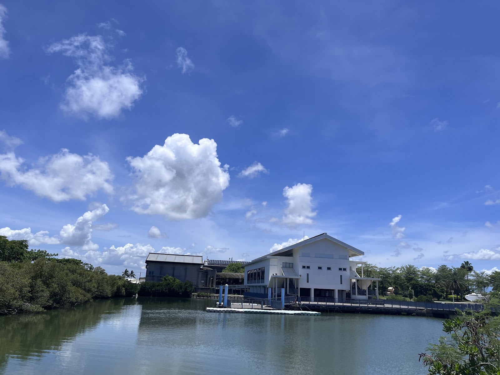 大鵬灣水景廣場倒映建築倒影,藍天白雲