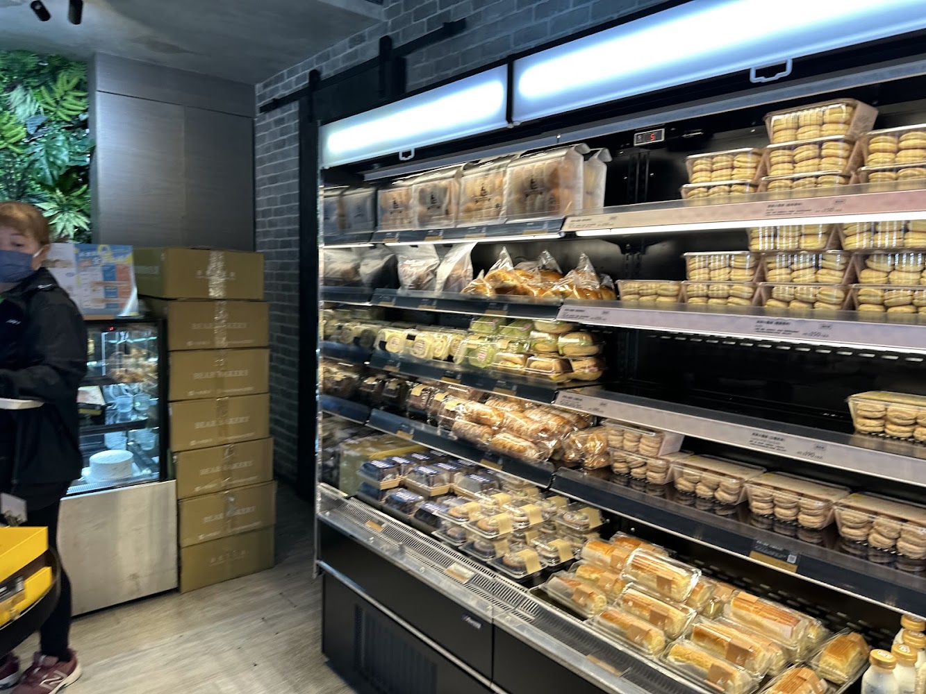 小熊菓子架上整齊陳列包裝麵包與點心