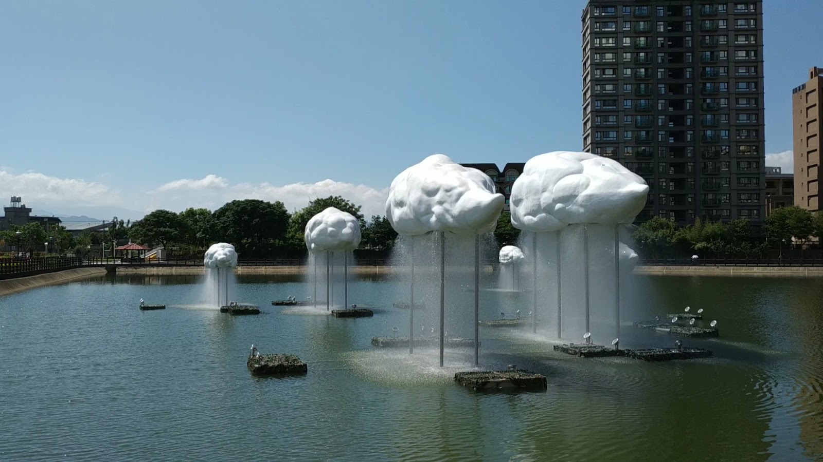 西坡埤塘生態公園 白色雲朵裝置藝術 噴水 白鷺鷥