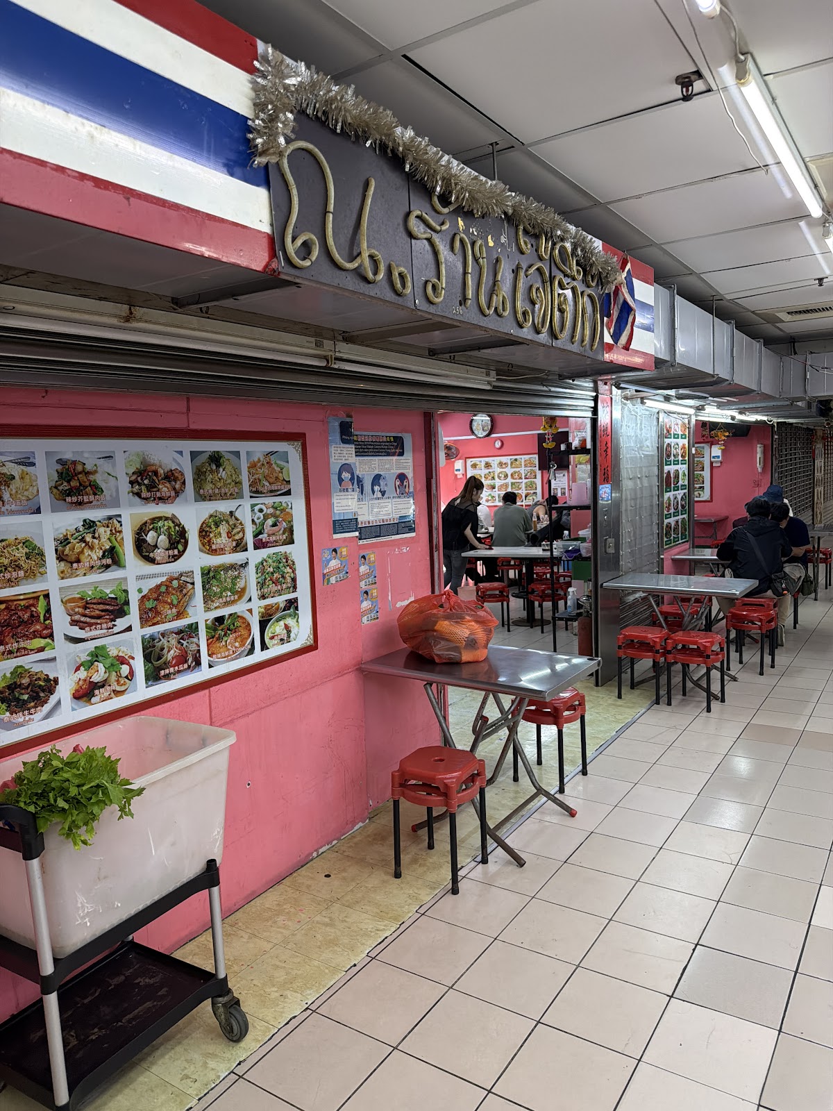 小鳳泰式料理餐廳走廊店面，泰國國旗招牌與菜色照片牆