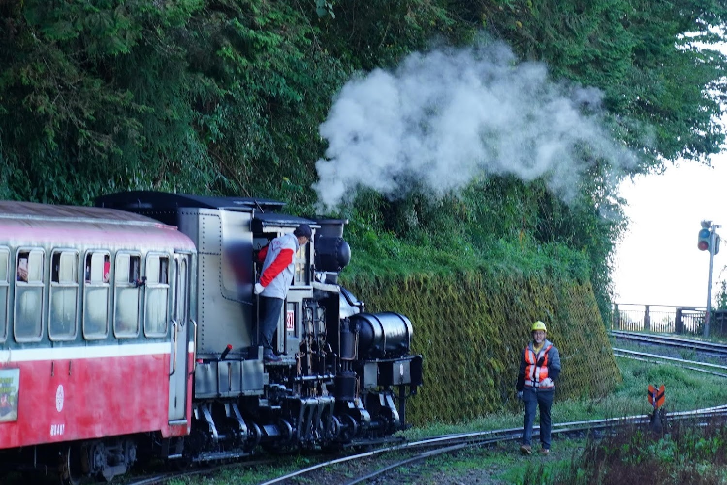 復古蒸汽火車行駛於阿里山森林鐵道