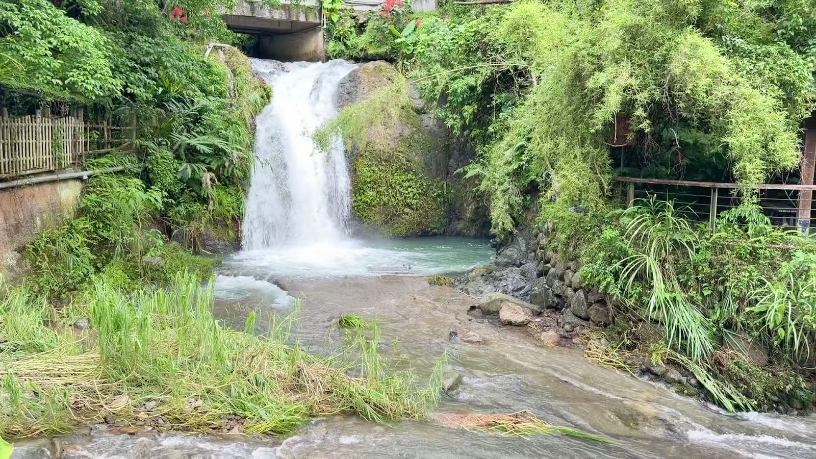 豐鄉瀑布與碧綠深潭全景，周邊有木棧道與欄杆