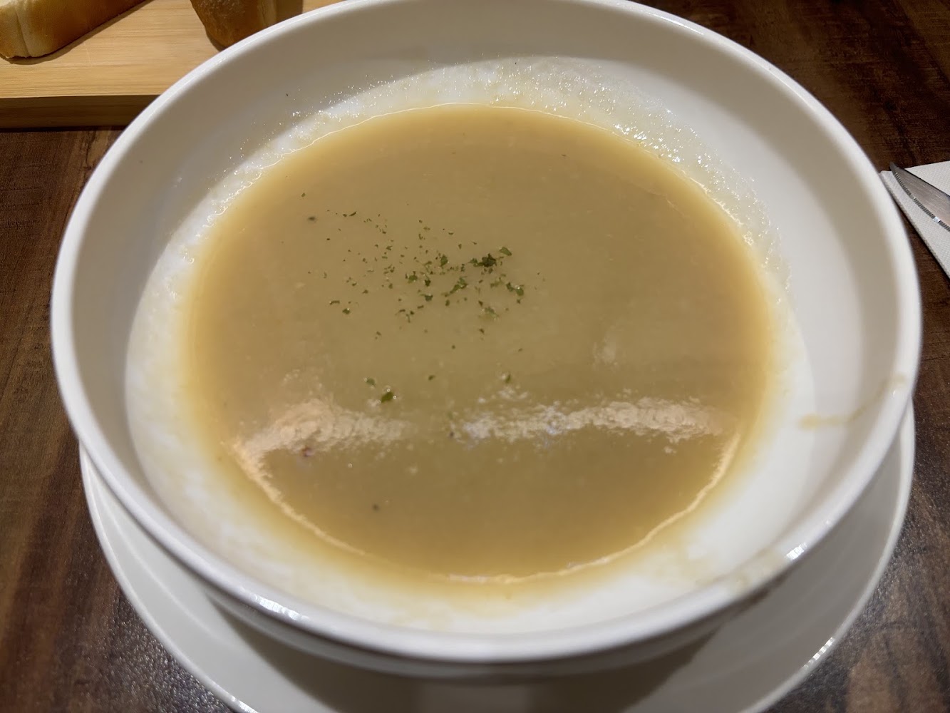 濃湯套餐搭配麵包的溫暖餐桌畫面