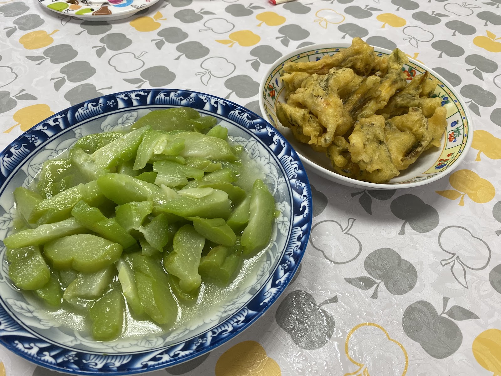 小瑞士農場提供的當季清炒蔬菜與炸物料理,清爽消暑