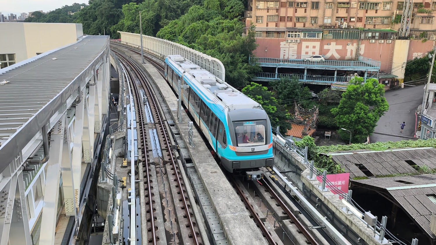 長壽山站高架列車行駛畫面
