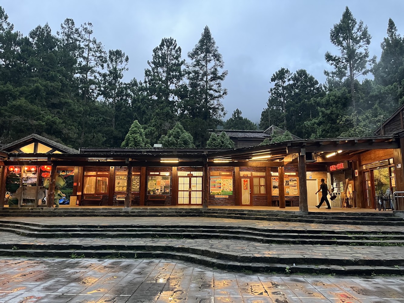 木造建築前方石階與林間氛圍