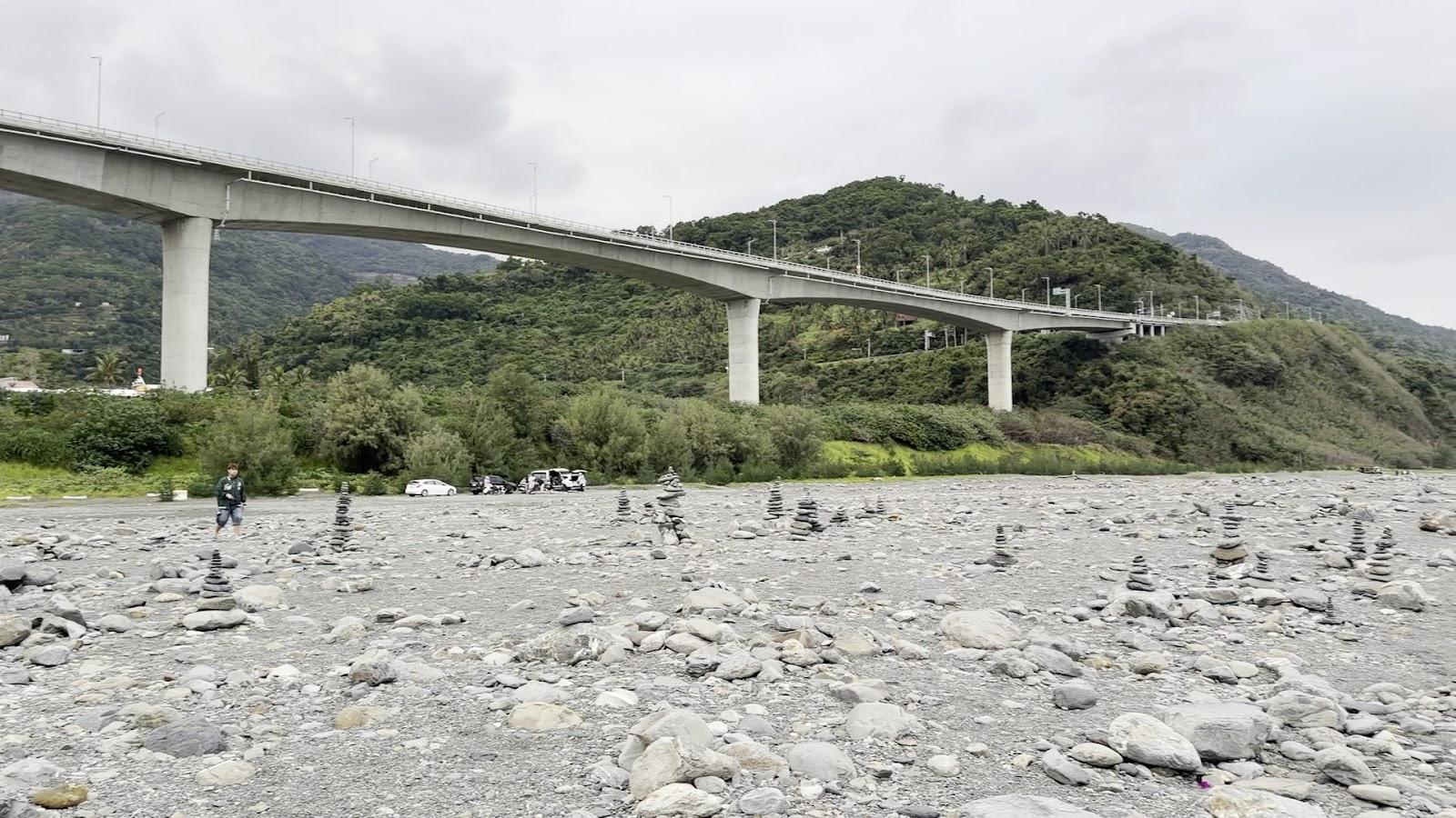金崙海灘礫石海岸山景太平洋台東太麻里
