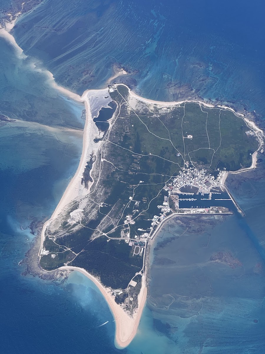 衛星俯瞰吉貝嶼全島全貌,沙尾在南端延伸
