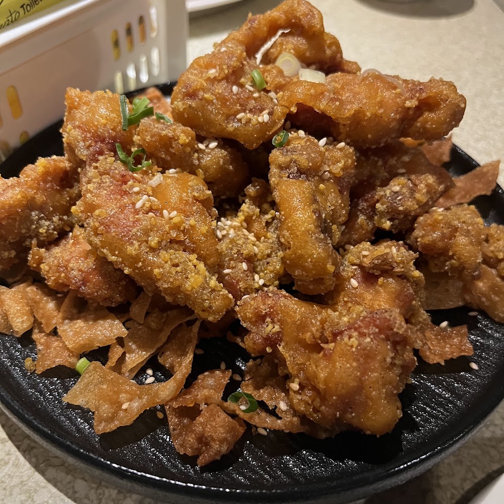酥脆炸雞塊撒上芝麻與蔥花
