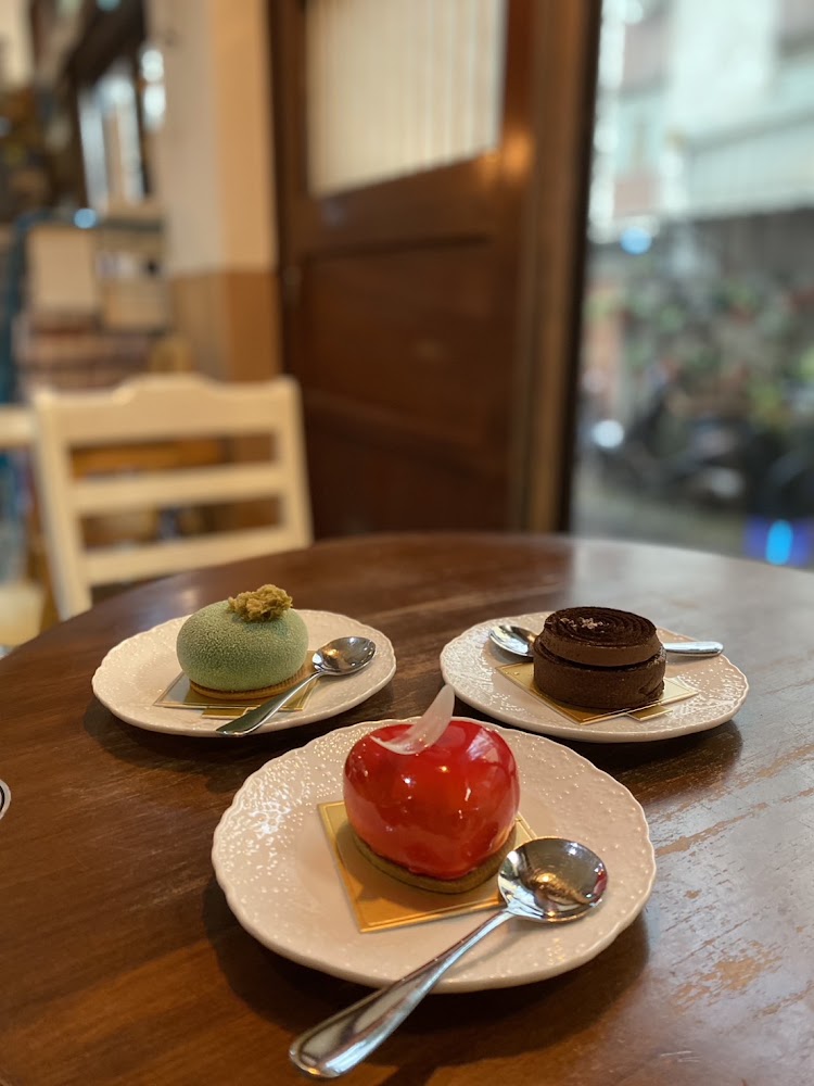 三盤不同口味的法式甜點