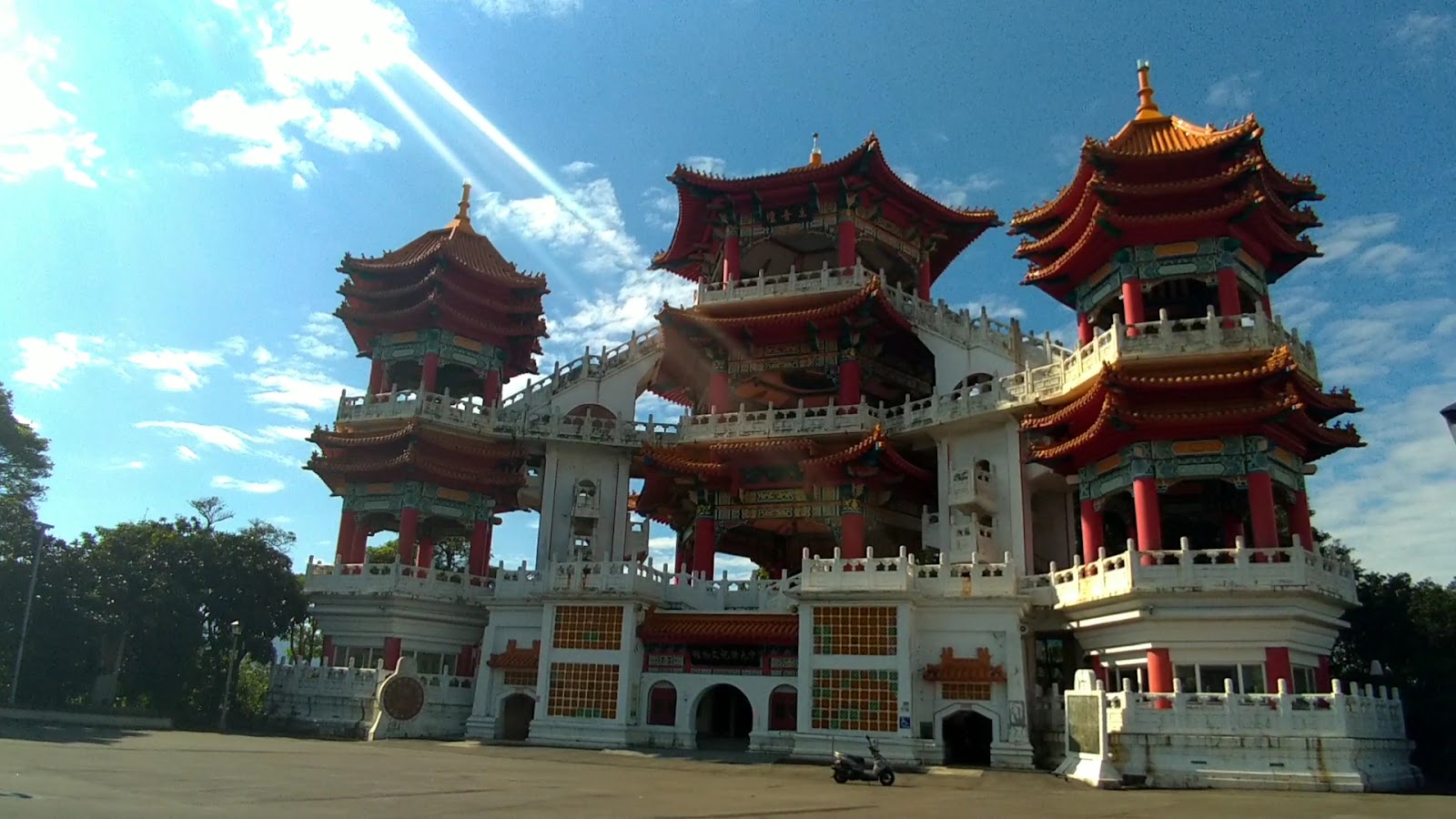 基隆主普壇廣角全景，三塔式廟宇建築，廣場空曠，藍天白雲