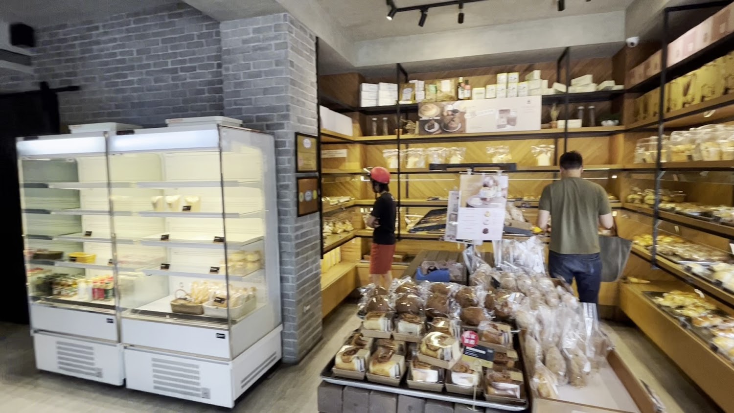 小熊菓子彰化店內部麵包貨架與顧客選購畫面