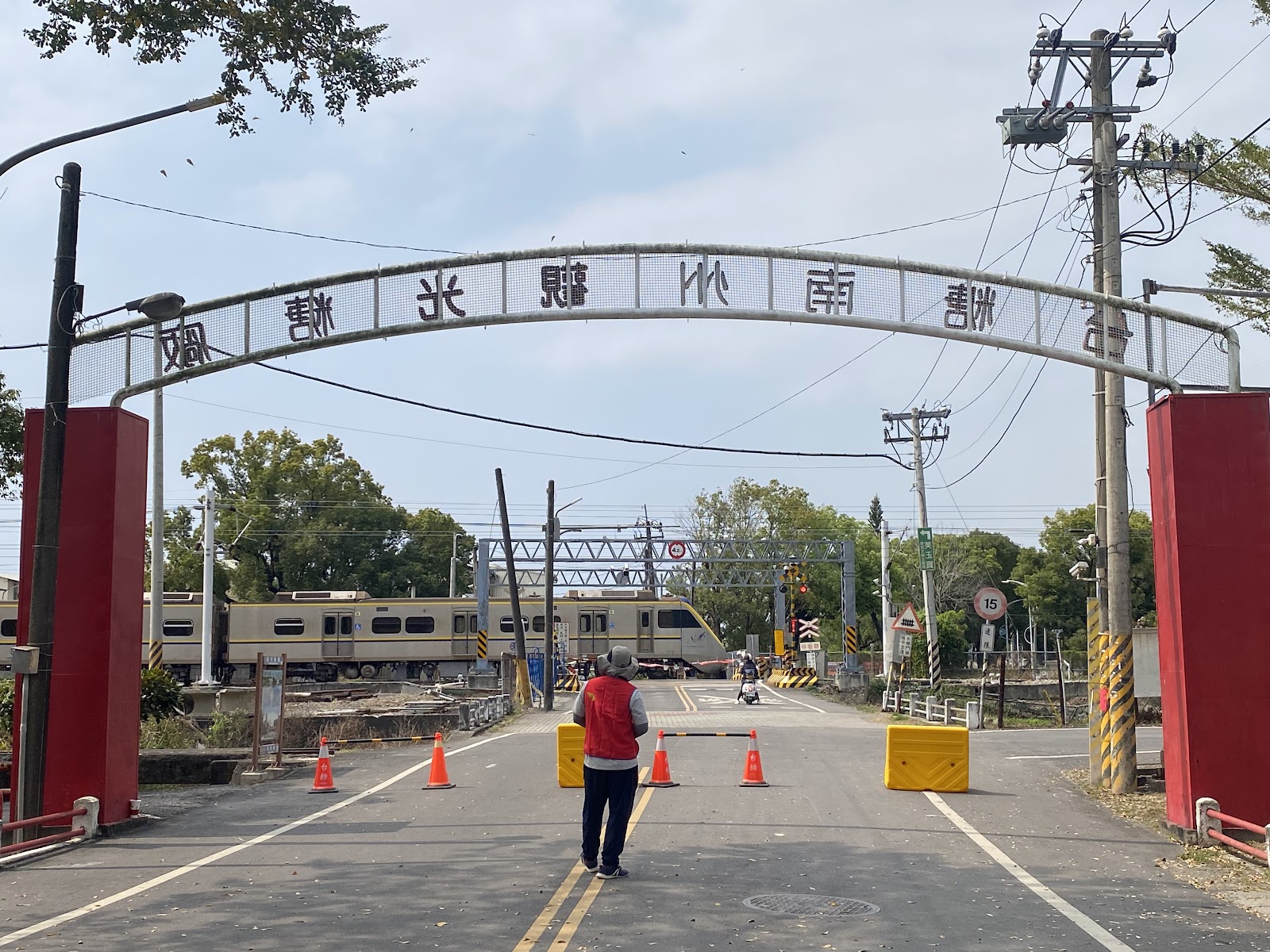 南州糖廠鐵路平交道與火車