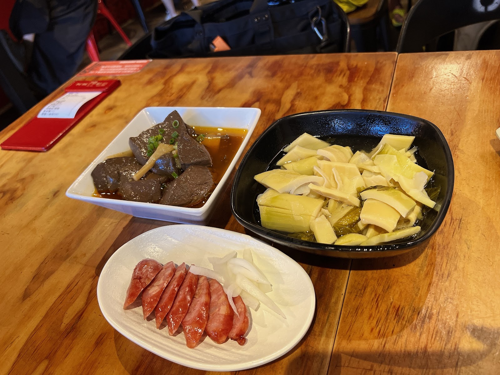 阿城鵝肉桌上小菜拼盤，煙燻香腸、桶筍、滷味