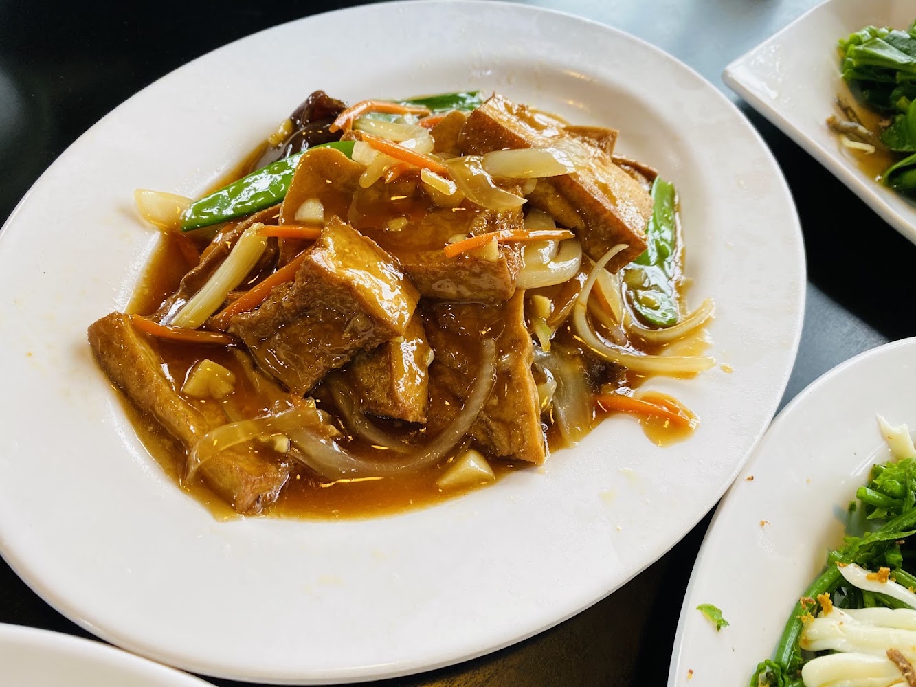 炸豆腐塊搭洋蔥青椒紅蘿蔔的中式料理