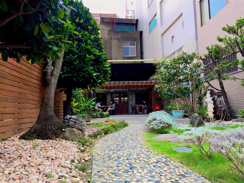 Yolo Moment 彰化店庭院與植栽
