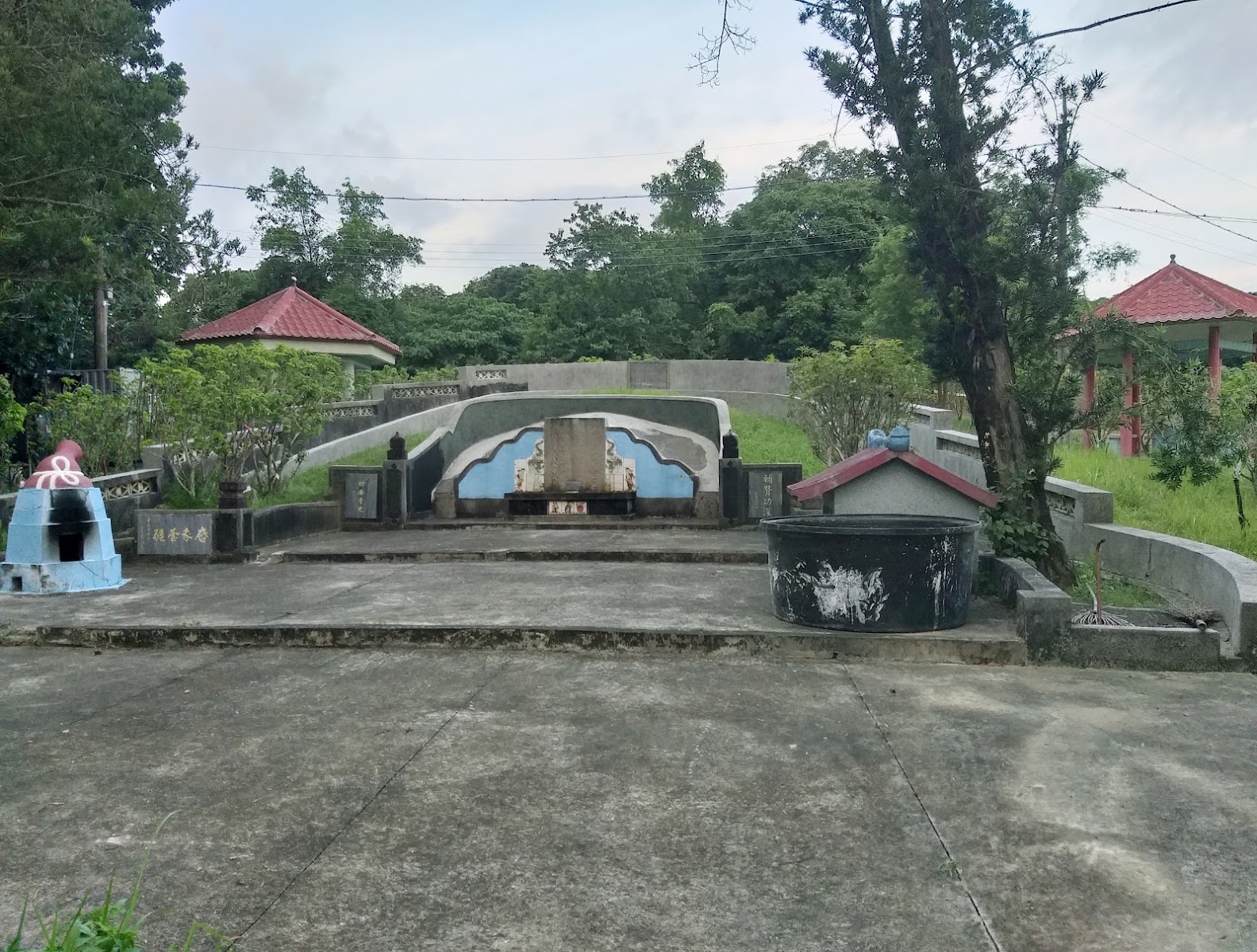 陳永華將軍古墓側面石欄杆與周邊環境