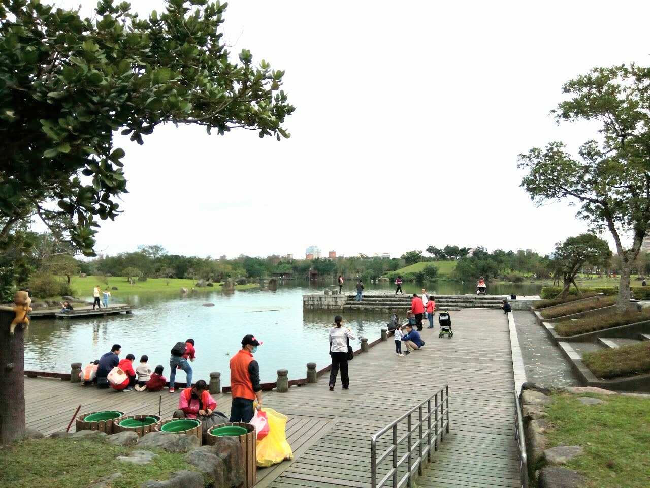 羅東運動公園湖畔木棧道遊客休憩湖景草坪